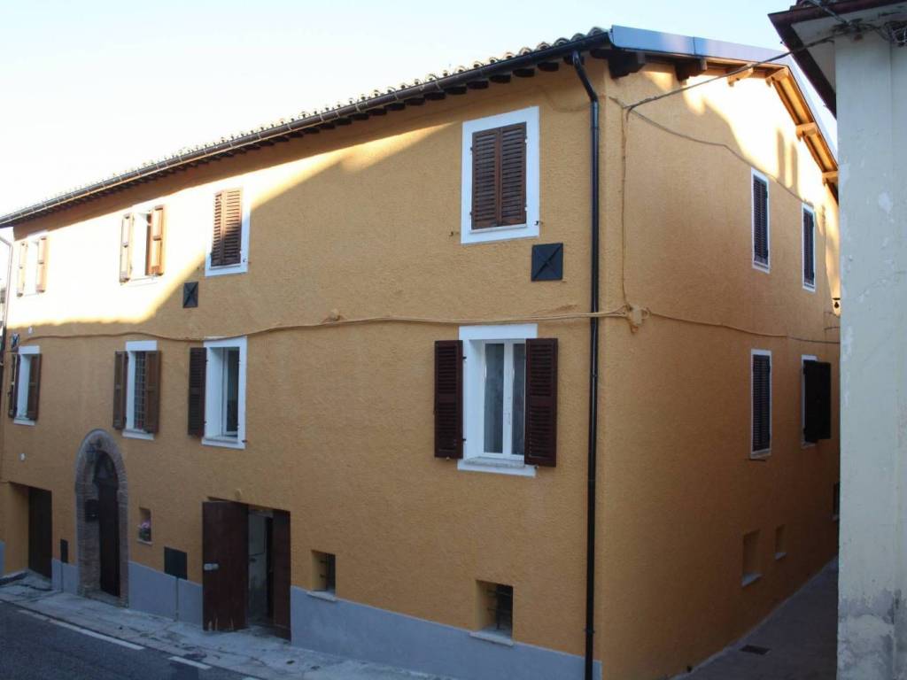 appartamento in vendita a Camerino in zona Morro