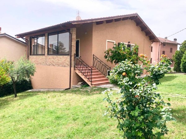 casa indipendente in vendita a Camerino