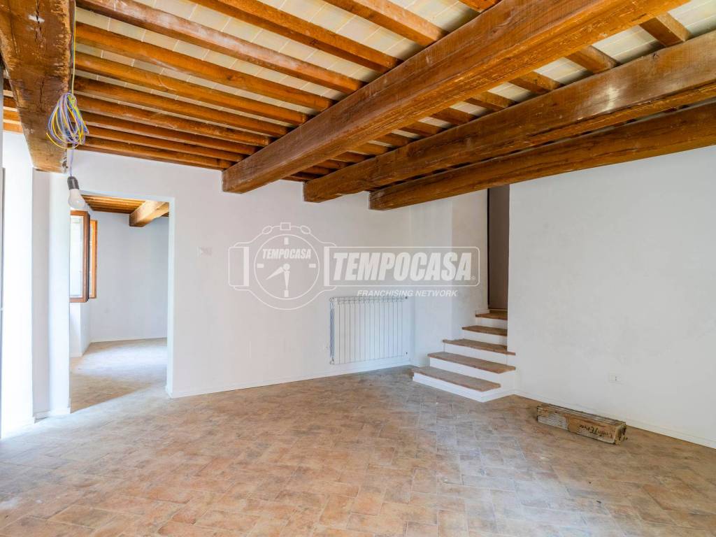 casa indipendente in vendita a Camerino in zona Valdiea