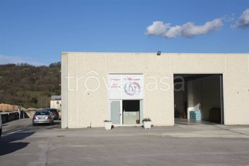 locale commerciale in vendita a Camerino