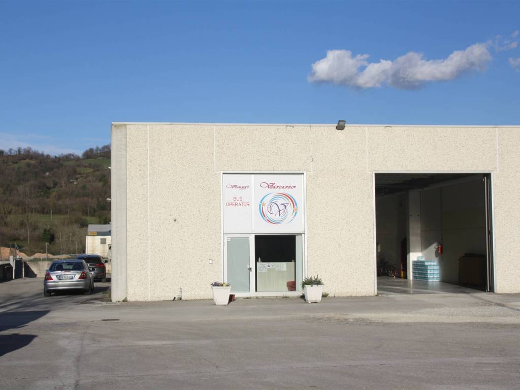 locale commerciale in vendita a Camerino