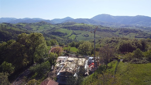 casa indipendente in vendita a Camerino in zona Arcofiato