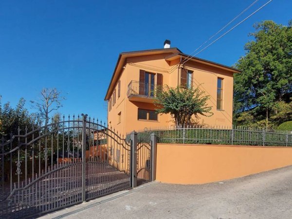 casa indipendente in vendita a Camerino in zona Canepina