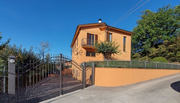 casa indipendente in vendita a Camerino in zona Canepina