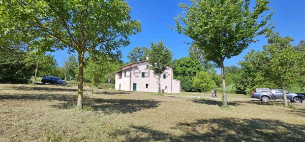 casa indipendente in vendita a Camerino in zona Strada