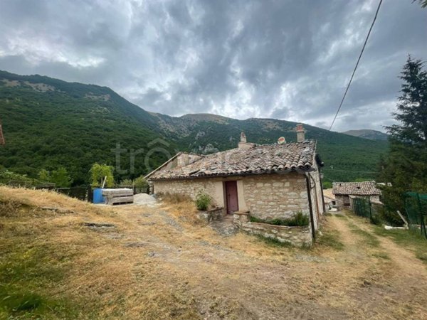 casa indipendente in vendita a Camerino in zona Selvazzano