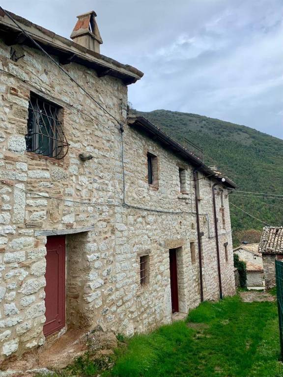 casa indipendente in vendita a Camerino in zona Selvazzano