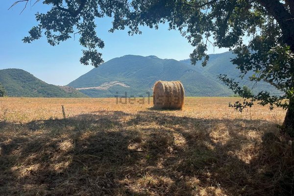 casa indipendente in vendita a Camerino