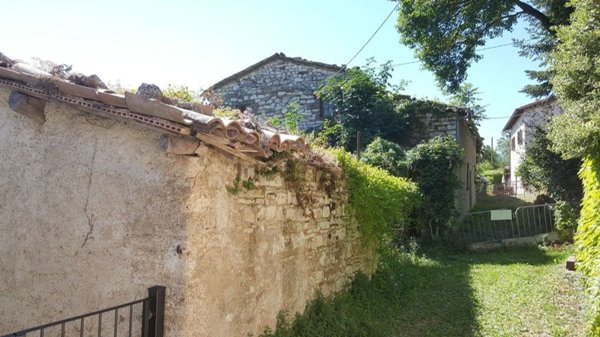 casale in vendita a Camerino in zona Selvazzano