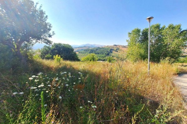 locale commerciale in vendita a Camerino in zona Polverina