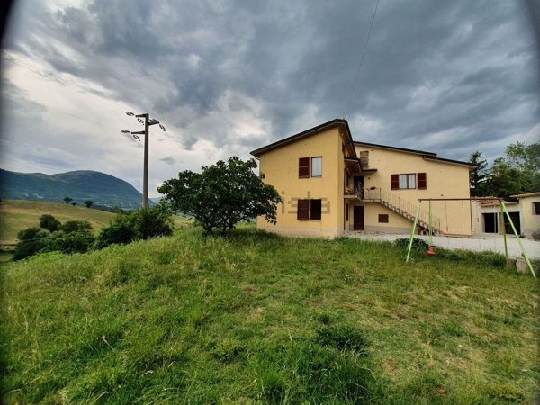 casa indipendente in vendita a Camerino