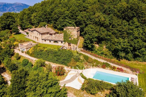 casa indipendente in vendita a Camerino