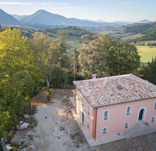casa indipendente in vendita a Camerino