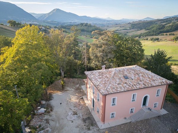 casa indipendente in vendita a Camerino