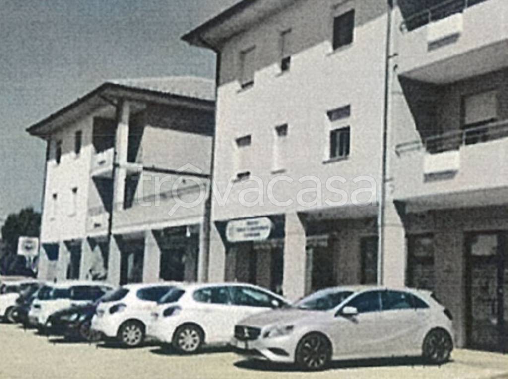 locale commerciale in vendita a Camerino