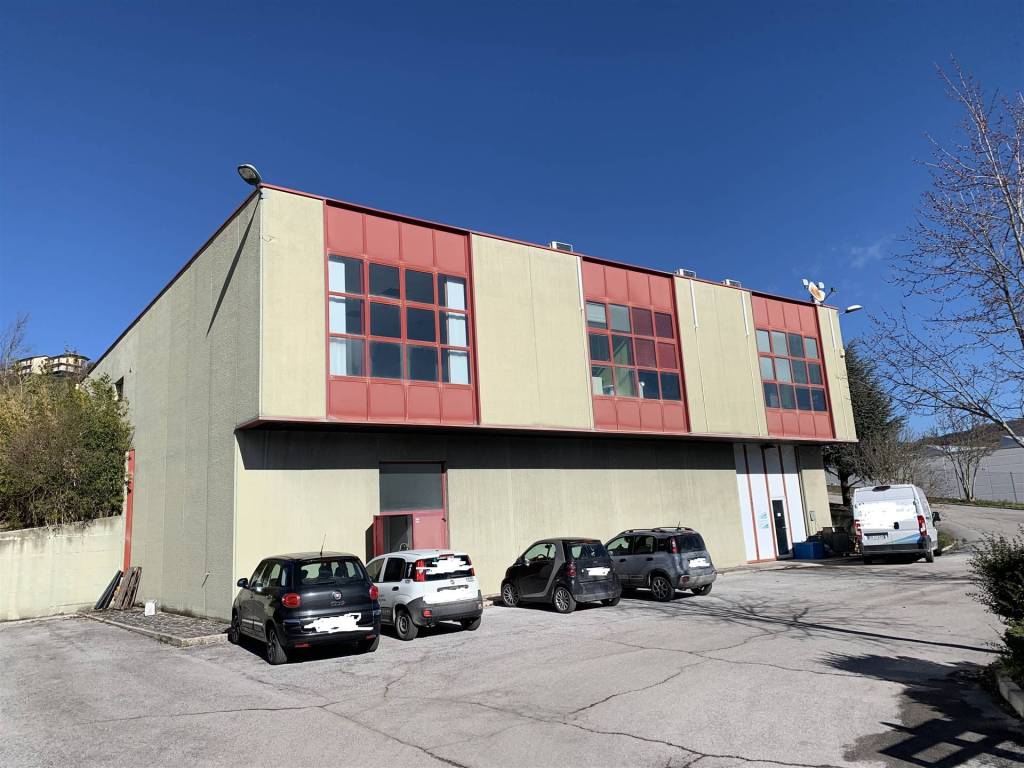 locale commerciale in vendita a Camerino