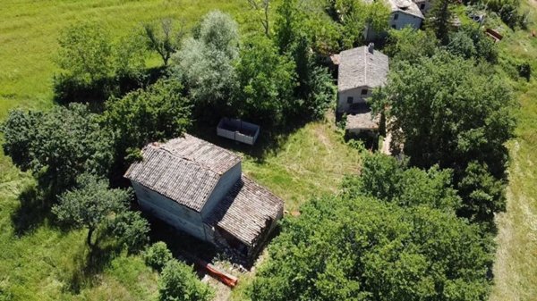 casa indipendente in vendita a Camerino in zona Pontelatrave