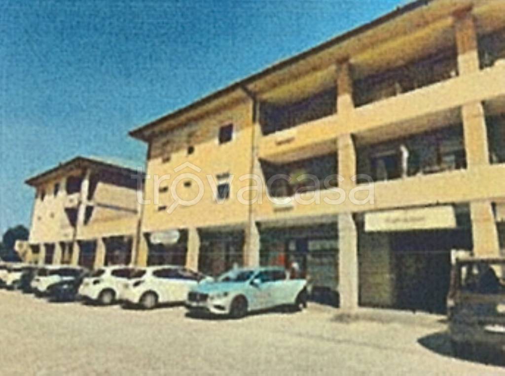 locale commerciale in vendita a Camerino