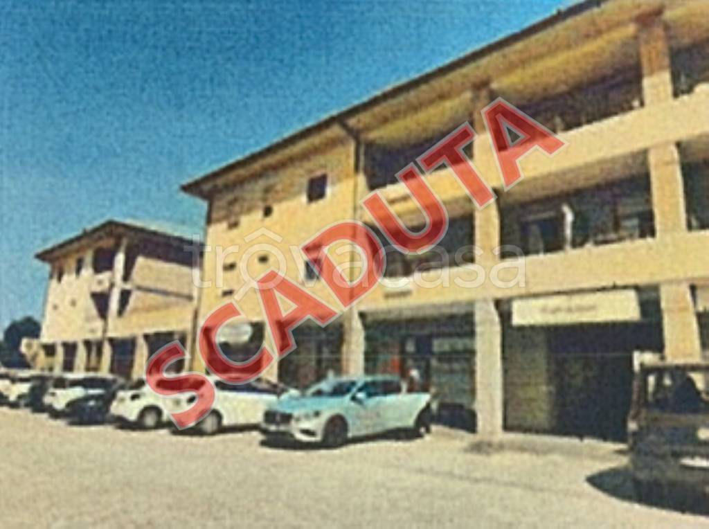 locale commerciale in vendita a Camerino