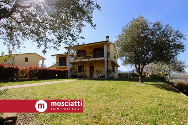 casa indipendente in vendita a Camerino