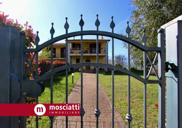 casa indipendente in vendita a Camerino