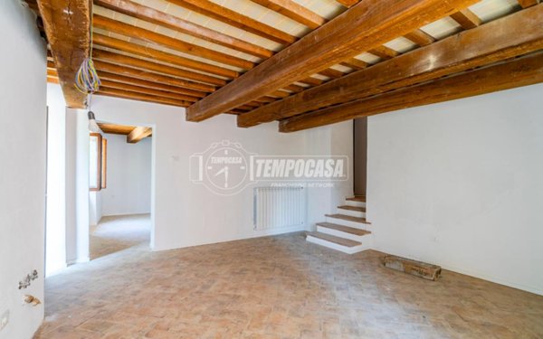 casa indipendente in vendita a Camerino in zona Valdiea