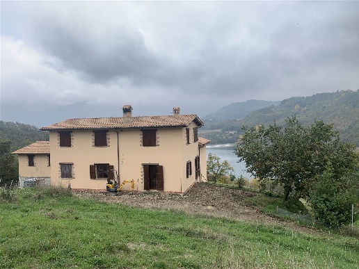 casa indipendente in vendita a Camerino in zona Polverina