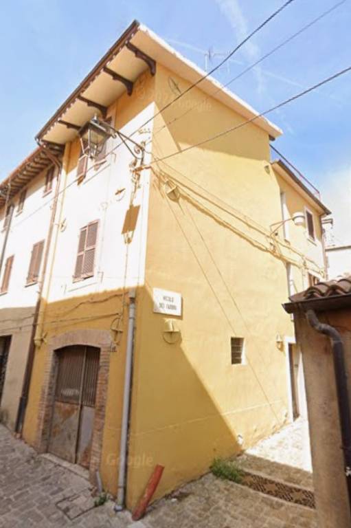 casa indipendente in vendita a Camerino