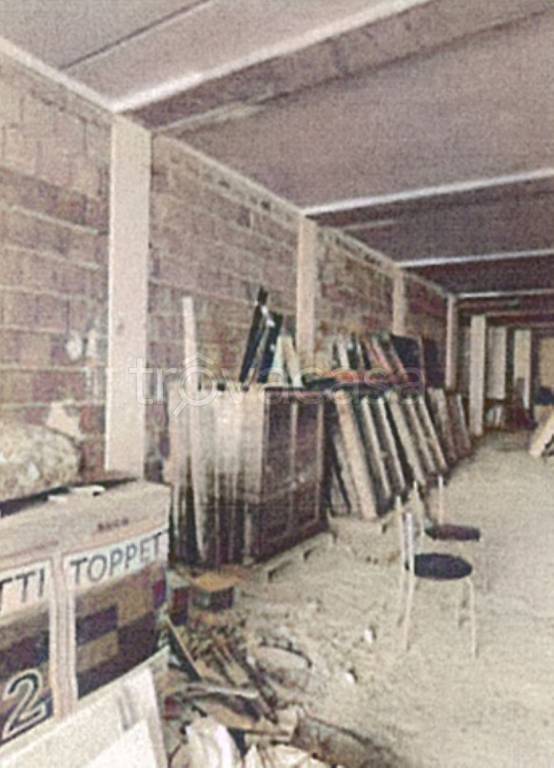 locale commerciale in vendita a Camerino