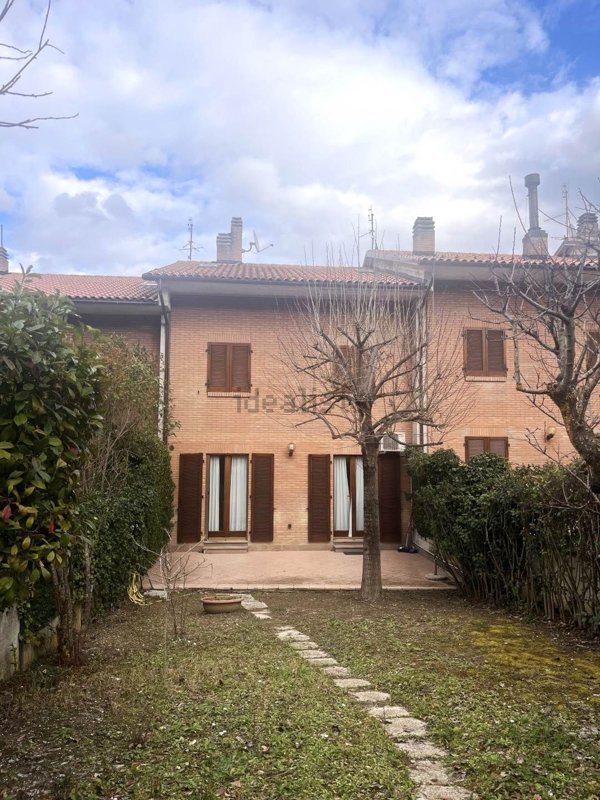 casa indipendente in vendita a Camerino