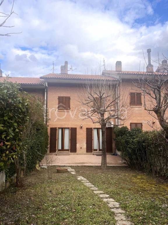 casa indipendente in vendita a Camerino in zona Agnano