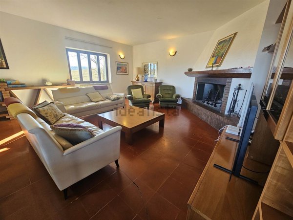 casa indipendente in vendita a Camerino in zona Mergnano San Savino