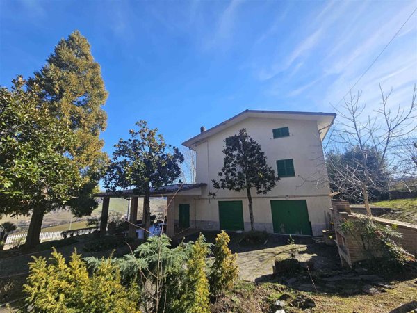 casa indipendente in vendita a Camerino in zona Mergnano San Savino