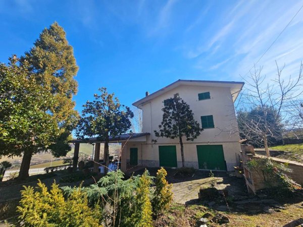 casa indipendente in vendita a Camerino in zona Mergnano San Savino