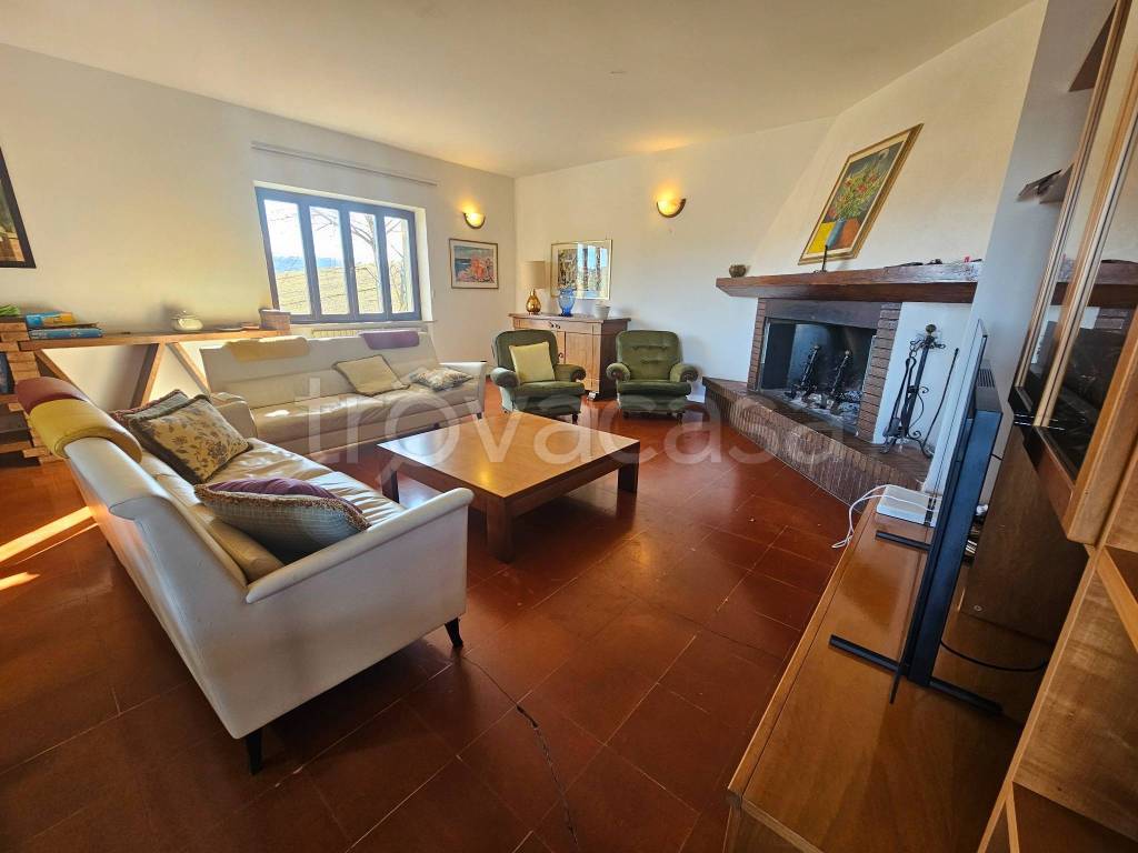 casa indipendente in vendita a Camerino in zona Mergnano San Savino