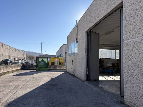 locale commerciale in vendita a Camerino
