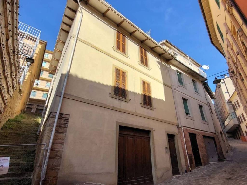 casa indipendente in vendita a Camerino in zona Varano