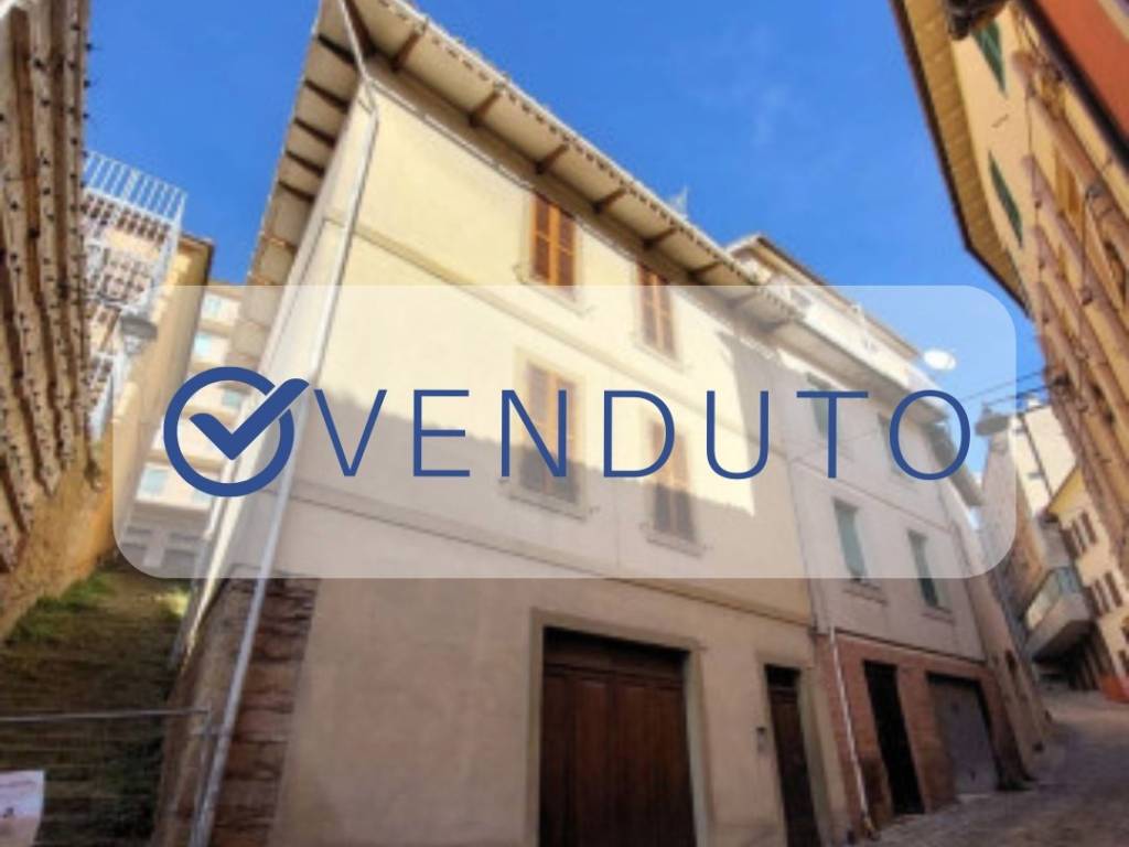casa indipendente in vendita a Camerino in zona Varano