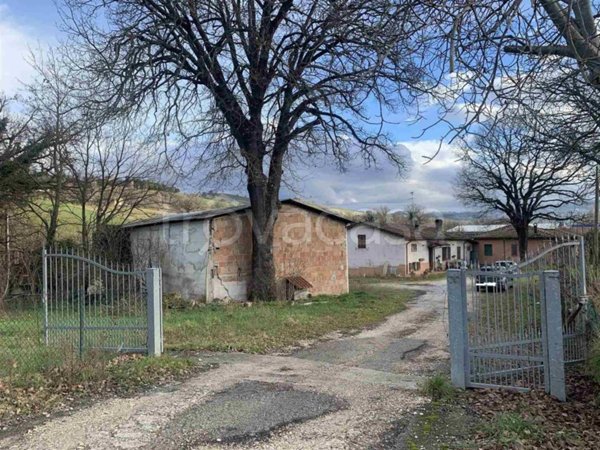 casa indipendente in vendita a Camerino in zona Canepina
