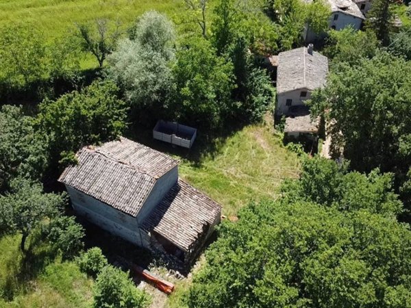 casa indipendente in vendita a Camerino in zona Pontelatrave
