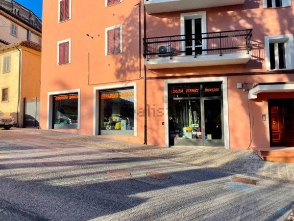 locale commerciale in vendita a Camerino