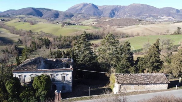 casa indipendente in vendita a Camerino in zona Sfercia