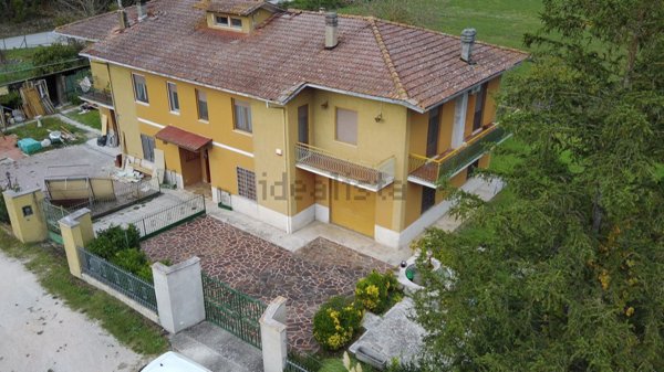 casa indipendente in vendita a Camerino