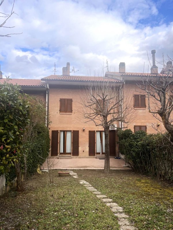 casa indipendente in vendita a Camerino