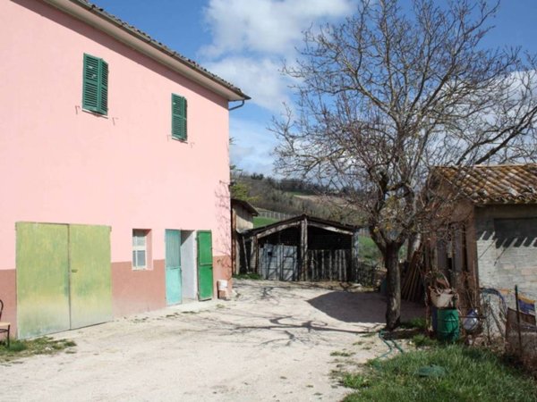 casa indipendente in vendita a Camerino in zona Casale