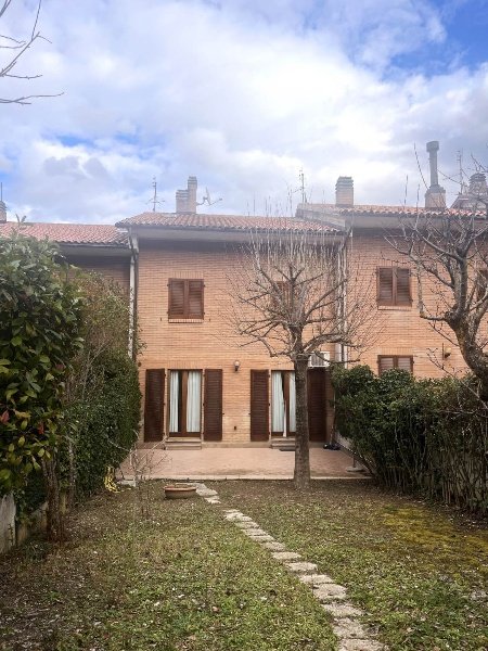 casa indipendente in vendita a Camerino