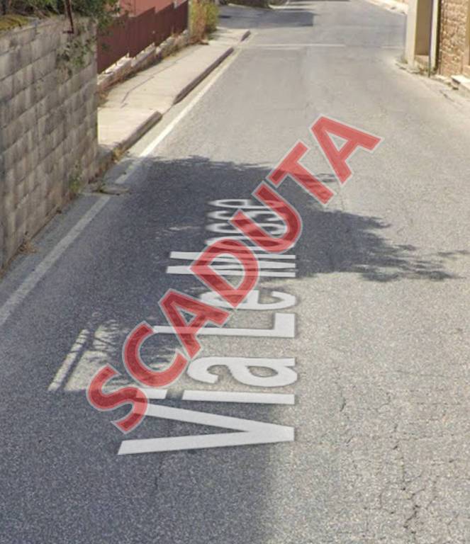 locale commerciale in vendita a Camerino in zona Varano