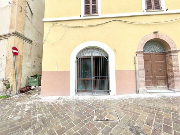 negozio in vendita a Camerino in zona Strada