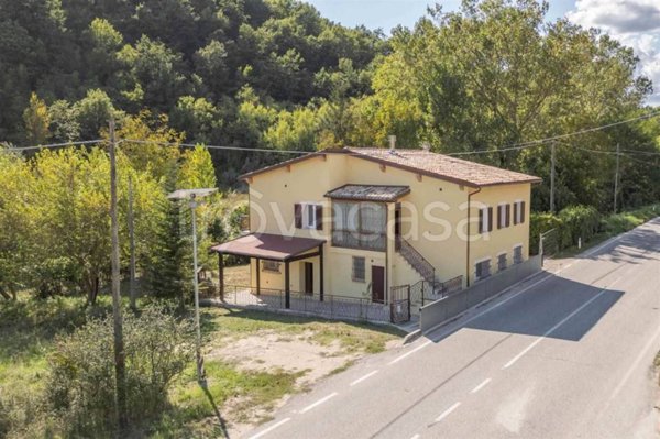 casa indipendente in vendita a Camerino