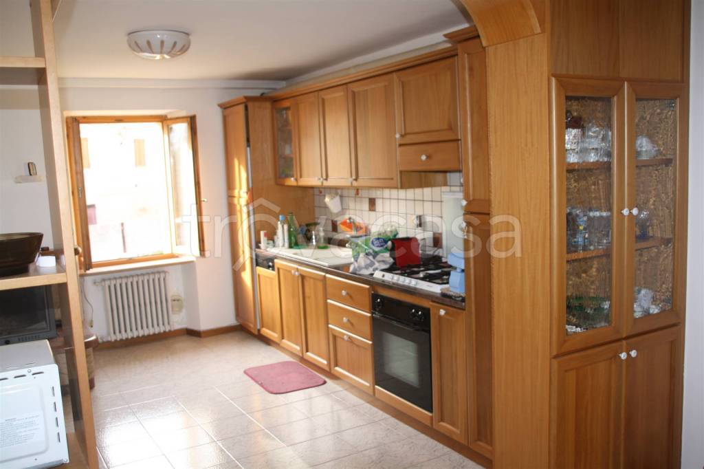 casa indipendente in vendita a Camerino